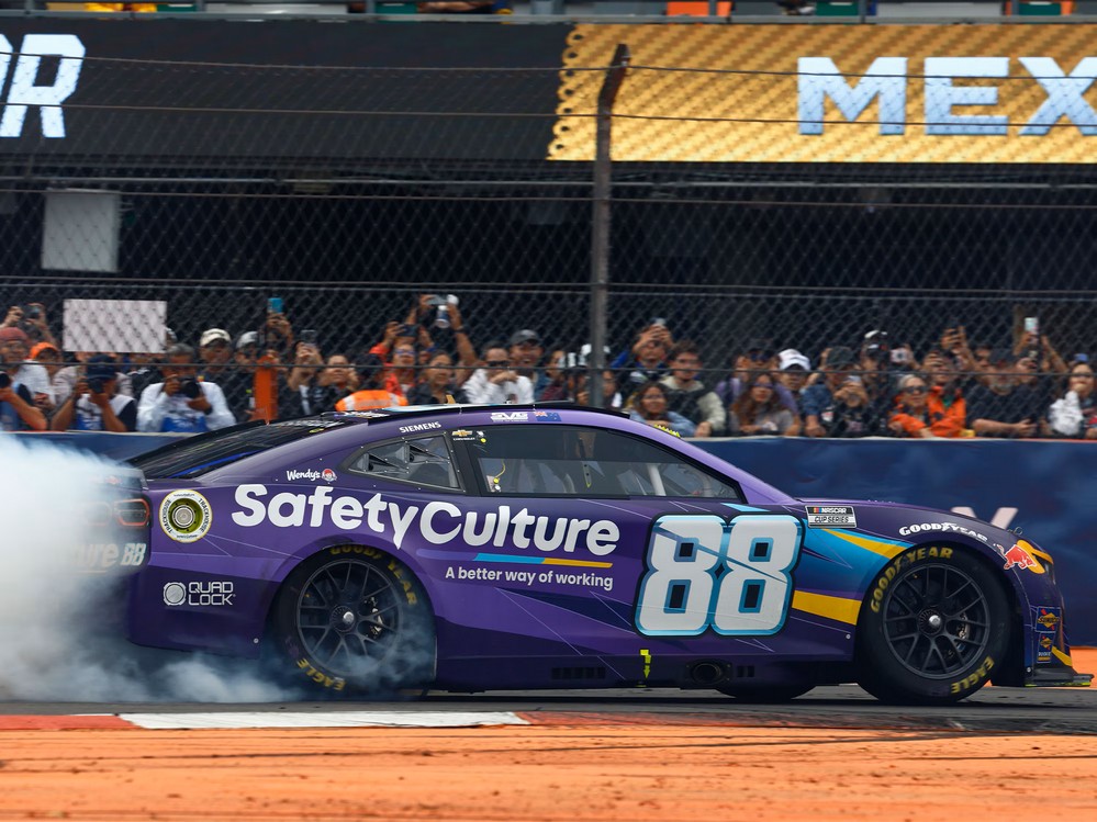 2025 Shane Van Gisbergen #88 SafetyCulture - Mexico City Win / Raced 1/24 Diecast